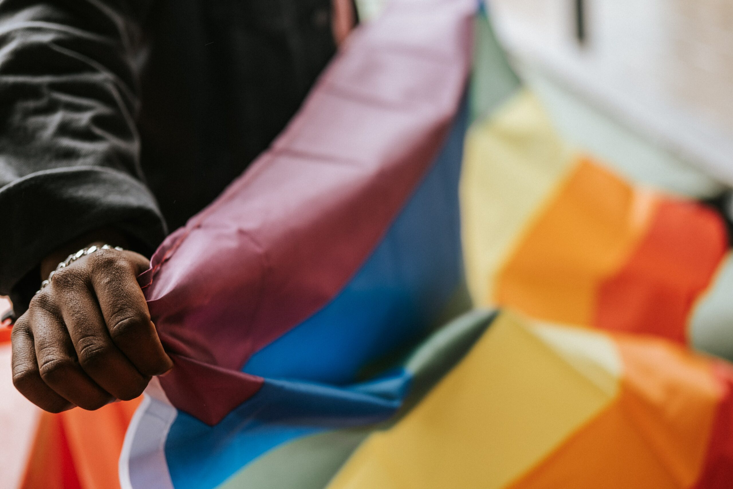 Regenbogenflagge (Pride Flag) wird gehisst