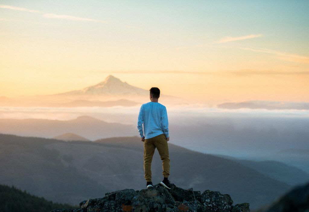 Mann genießt Aussicht auf einem Berg dank Downshift
